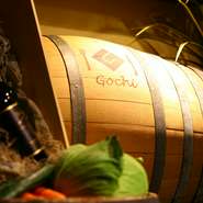 神田駅に近い個室のあるイタリアンなので、わが家でくつろいでいる気分で、新鮮な築地から入った魚介やワインなどが味わえます。