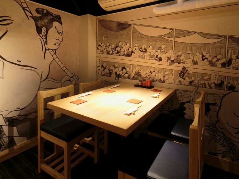 まさに両国の象徴。壁一面の相撲絵