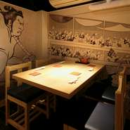 本店の趣をそのまま受け継いだ「両国江戸NOREN店」は、壁一面に描かれた相撲絵が自慢です。落ちついた雰囲気の店内に、地元両国ならではの活気を表現しています。