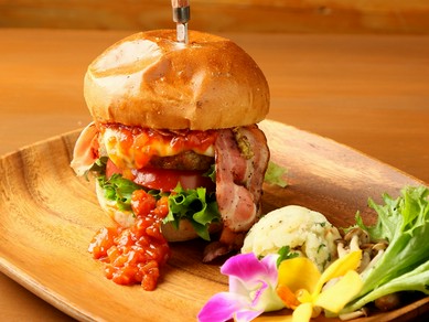 ボリュームたっぷり、見た目も豪快なタワーバーガー！　『Royse バーガー』