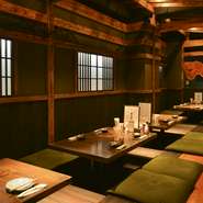 広々とした小上がり席もあり、気軽に飲み会や会社のパーティーなどに利用できます。飲み放題付きのコース料理や宴会プランが用意されているのも嬉しいところ。最大24名までの宴会が可能です。