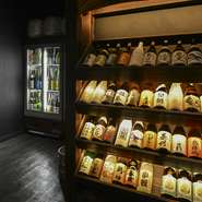 ボトルはもちろん、全品グラスでも飲むことができるので気軽にいろいろな焼酎を味わえます。もちろん、グラスはワンコインです。マニアックな日本酒や焼酎もあるので、是非お試しあれ。