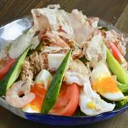 トマトやキュウリ、アスパラなど、契約農家の丸福農園をはじめ、地元の農家から届く朝採れの新鮮野菜を使用。素材の味を損なわないように、最小限の調味料で料理します。