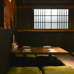 木の温もりが心地良い和の空間で、美味しい料理とお酒を満喫