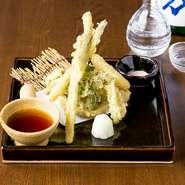 四季を感じられる地元の新鮮野菜5種類を2つずつたっぷりと盛り込んだ天ぷらで、量、味共に満足できます。食で季節を感じたいという人には特におすすめの一品なので、ぜひ注文してみましょう。