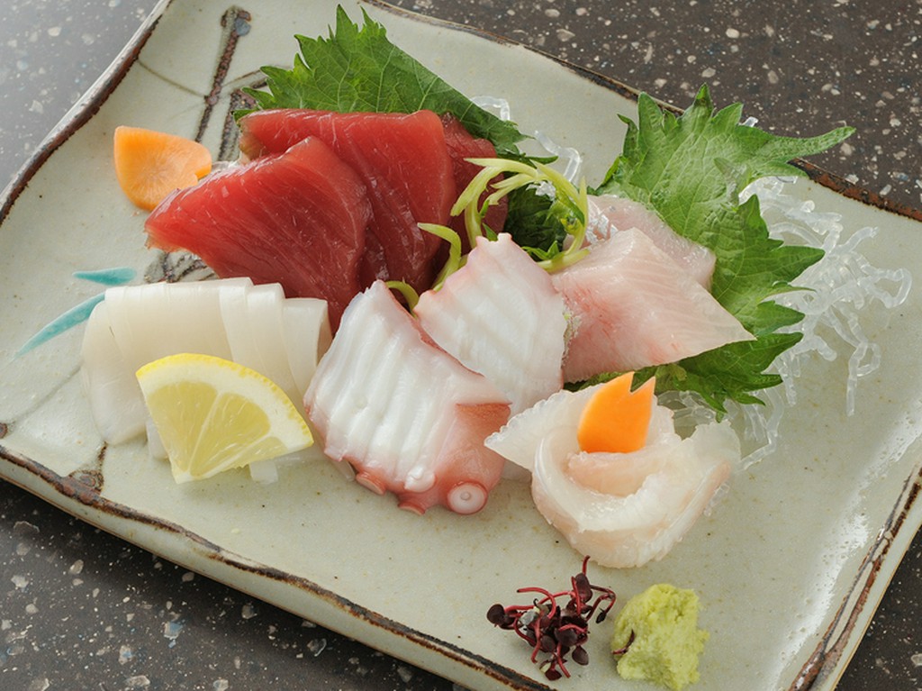 厳選鮮魚を存分に味わえる『お造り盛り合わせ』