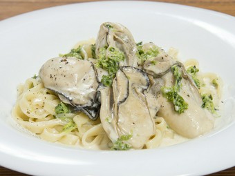 プリップリの大振り牡蠣が絶品『鳥羽桃取産牡蠣とあおさのクリーム生パスタ』