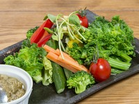 青森県産のニンニクをふんだんに使ったバーニャカウダソースが特に美味しくて人気。野菜は地場野菜中心で、旬のものが使われているため、季節や仕入れ状況で種類が異なります。