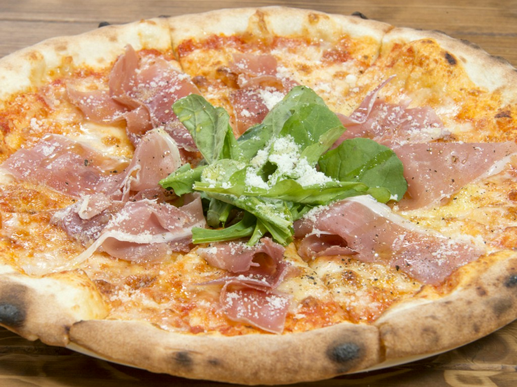 薄めの生地がカリッと軽い食感『パルマ産生ハムとルッコラのピザ』