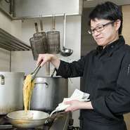 料理が美味しいのは当たり前のこと。お客様をおもてなしするサービスに力をいれています。お帰りの際は、必ずお見送り。カウンターに座られた方にはきさくにお声掛けしています。