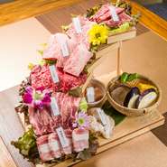 華やかでかつ食べごたえのある、お肉の盛り合わせです。立体的な階段状に並んだ2～3人前のお肉は、まさに迫力満点。注文したらつい写真を撮りたくなる、【備長炭火焼肉　可不可】の人気メニューです。