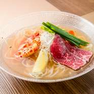 透き通ったスープの、あっさりとした風味の冷麺です。麺の絶妙な食感と、のどごしを楽しめます。