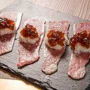 片面だけ焼いたブリスケに、大根おろしとポン酢ジュレを乗せた逸品です。お肉をあっさりと味わえます。