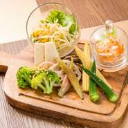 季節の野菜をたっぷりと使用した、ナムルの盛り合わせです。色鮮やかでヘルシーな前菜を、焼肉と一緒に頂きましょう。