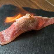 ジューシーな肉寿司は、口に入れるとじゅわっと脂が広がる逸品です。席の前でバーナーを使ってお肉を炙る、ライブ感ある演出を楽しみましょう。焼きあがるにつれ、辺りに香ばしい匂いが漂います。