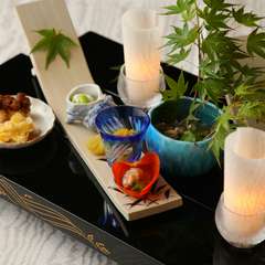 美しい庭園の豊かな緑と、静寂に包まれた魅惑の空間