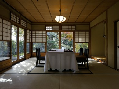 四季折々の日本庭園を眺めながら。室礼にこだわる料亭空間