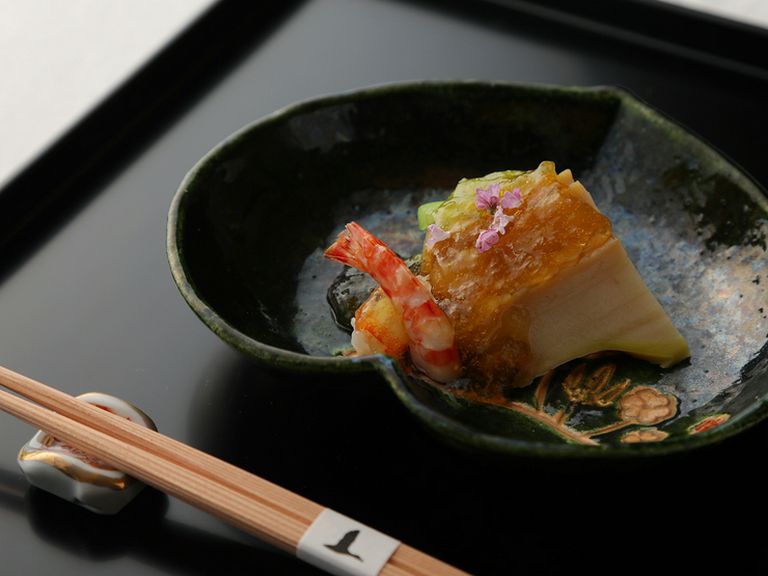 カツオの効いた土佐酢で味わう『鮑と車海老、蓮芋土佐酢ジュレ』