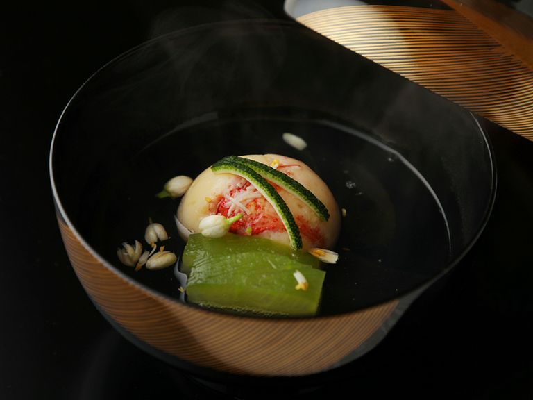 こだわりぬいた出汁の旨みと、心地よく香る蟹の風味が絶品の『毛蟹真丈』