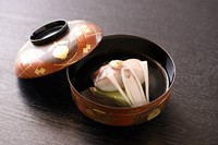 先附  煮物椀　向付　八寸　焼物　鉢　御飯　水物

※税込価格となっております。
※サービス料を別途頂戴しております。