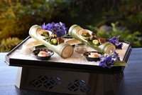 先附　煮物椀　向付　八寸　焼物　凌ぎ　鉢　合肴　食事　水物　甘味　お抹茶

※税込価格となっております。
※サービス料を別途頂戴しております。