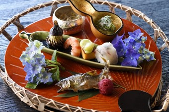 繊細で華やかな味と彩りを心ゆくまで堪能できる、素材本来の旨みを活かした京料理