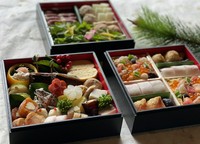 懐石料理２０品、鴨鍋、華ちらし寿司などが一度に楽しめる三段重です。２~３人前