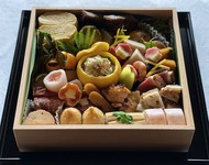 料亭ならではの味をふんだんに盛り込んだ約30品のお料理。ハレの日にもおすすめの一段重でご用意いたします。