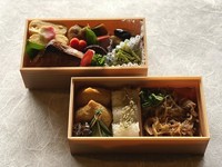 和牛すき焼き
西京焼き
出汁巻き
お野菜炊き合わせ
青菜の胡麻和え
きんぴらごぼう
蓬麩
茗荷
稲荷寿司
俵御飯（昆布ふりかけ）
香の物

※保存料等は使用しておりませんので、必ず当日中にお召し上がりください。