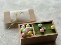 抹茶と濃厚なカカオの風味が広がる人気のお菓子です。
可愛い「おいり」付き