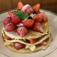 フレッシュないちごをふんだんに使ったパンケーキになります。毎日数量限定となります。