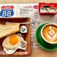ドリンク代に無料でパン(ハーフ)、目玉焼きが付きます。