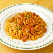 昔ながらの洋食を意識し、柔らかめに茹でられたパスタにオリジナルブレンドソースがたっぷり絡みます。色鮮やかなナポリタンは350gと嬉しいボリューム感。懐かしい風味は、子供から大人にまで愛される人気料理です。