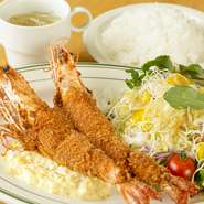 大きな「有頭海老」を厳選し、その美味しさを引き出すよう細かいパン粉をつかって揚げています。頭から尾まで、海老の魅力を存分に満喫できる逸品。食べ方に迷った時はお教えしますので、気軽にお声がけください。