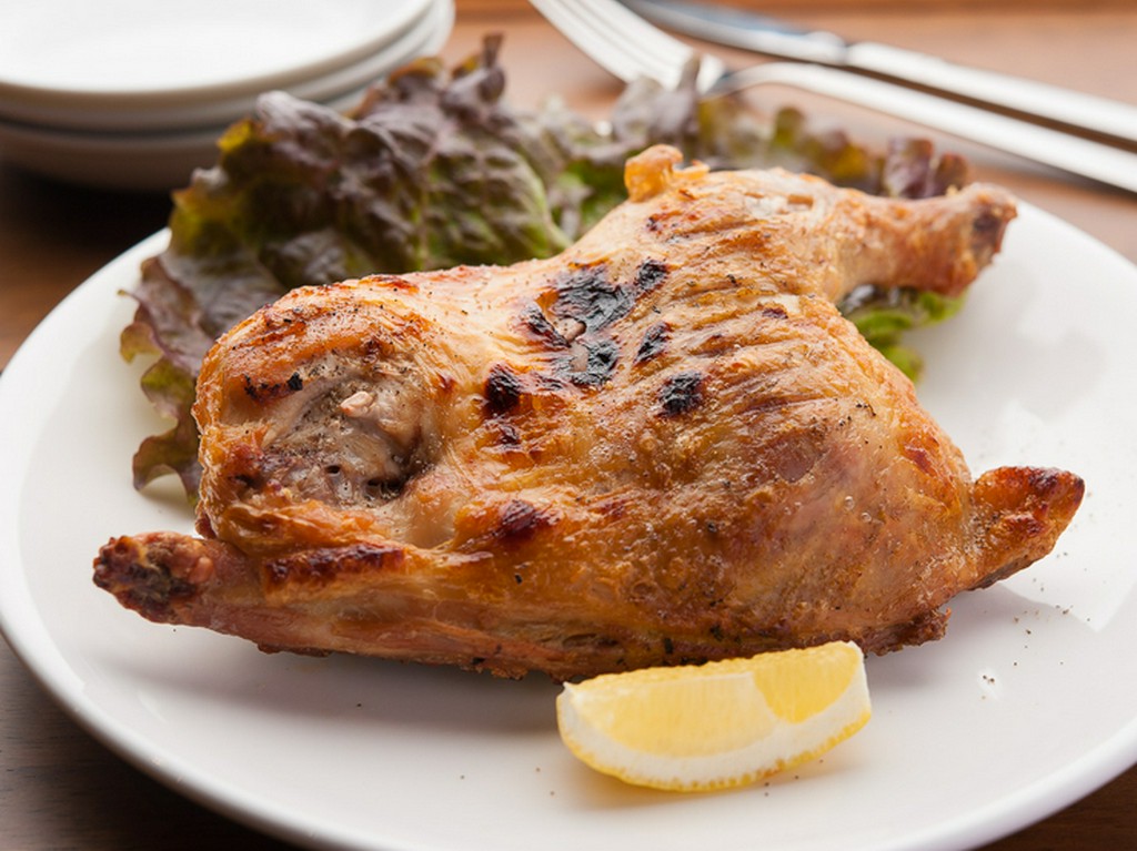 味は勿論見た目もインパクト大！『ひな鳥の骨付きローストチキン（限定10食）』