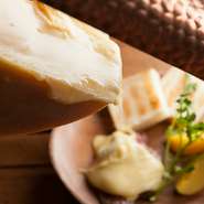 チーズの濃厚な香りと癖のない味わいが魅力の『ラクレット』。チーズ好きにはたまらない逸品です。パンや野菜、お肉など、お店の色んなメニューにかけて召し上がれ。