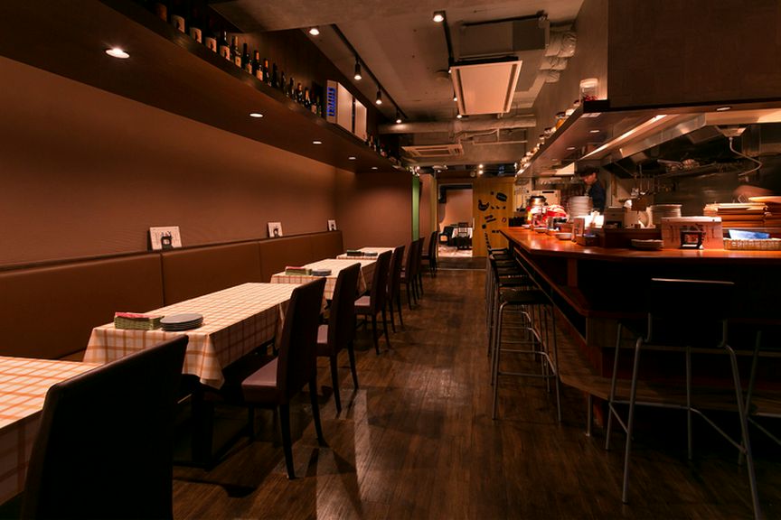 周囲を気にせず親しい仲間たちと食事を楽しめる個室を用意