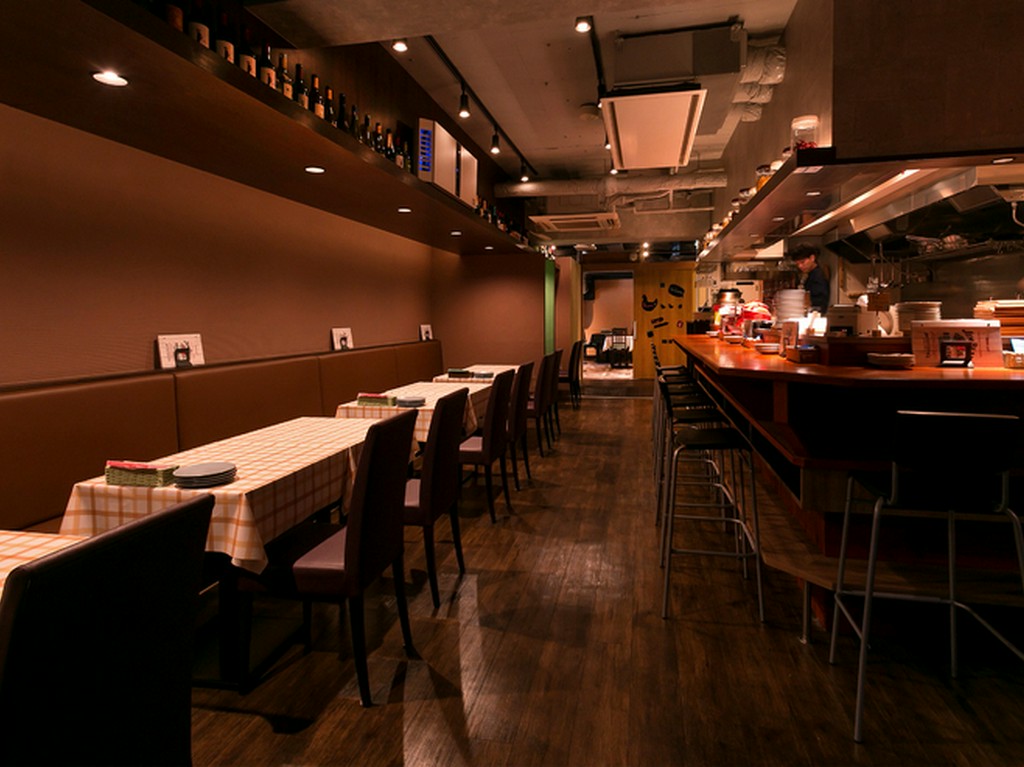 周囲を気にせず親しい仲間たちと食事を楽しめる個室を用意