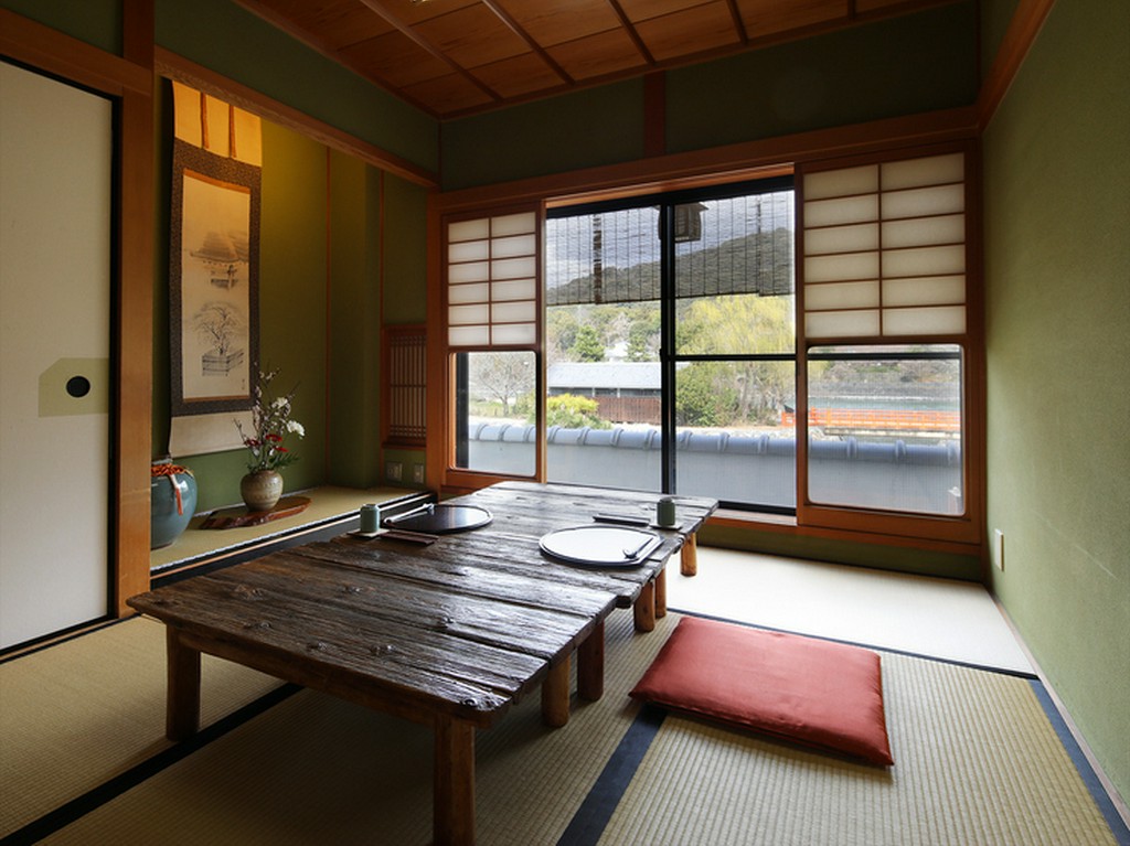 船の底板をリメイクしたテーブルは1世紀を越える歴史の持ち主