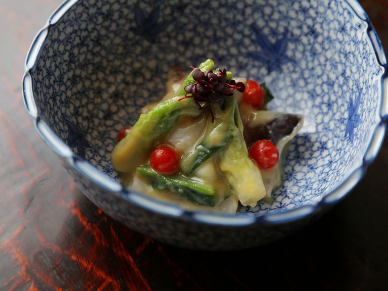 手書きの繊細さ、土のあたたかみ。器に感じるセンスと味わい