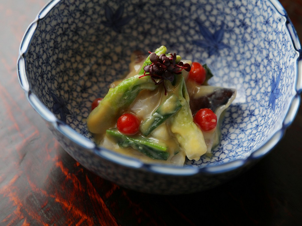 手書きの繊細さ、土のあたたかみ。器に感じるセンスと味わい