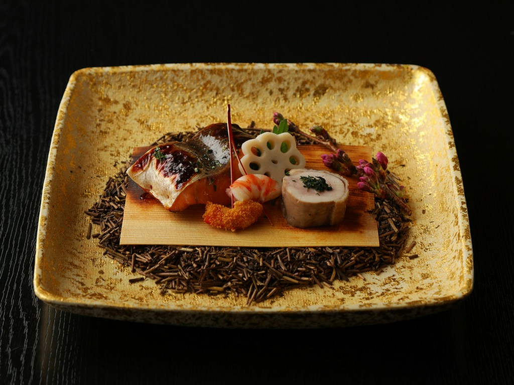 人任せにせず、触れてみて良さを認めたものだけを仕入れ