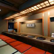 京都の料理屋は一見さんやおひとり様を嫌うところも多いのですが、辰巳屋では1名様でのご予約も意外と多いのだとか。もくもくとカウンターで食事を楽しむ、日本料理や抹茶が好きな若い女性たちの姿が印象的。
