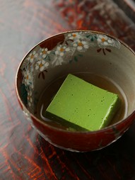 甘みとコクが違う、豆乳から手づくりの『抹茶豆腐（まっちゃどうふ）』