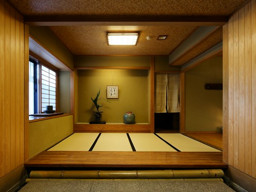 エントランスも風格あるたたずまい