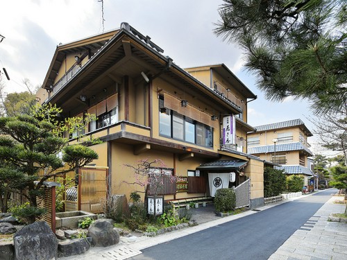 料理屋の風情ある外観