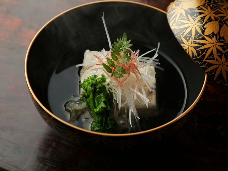 余計な仕事はしないシンプルさの中に店の味わいを