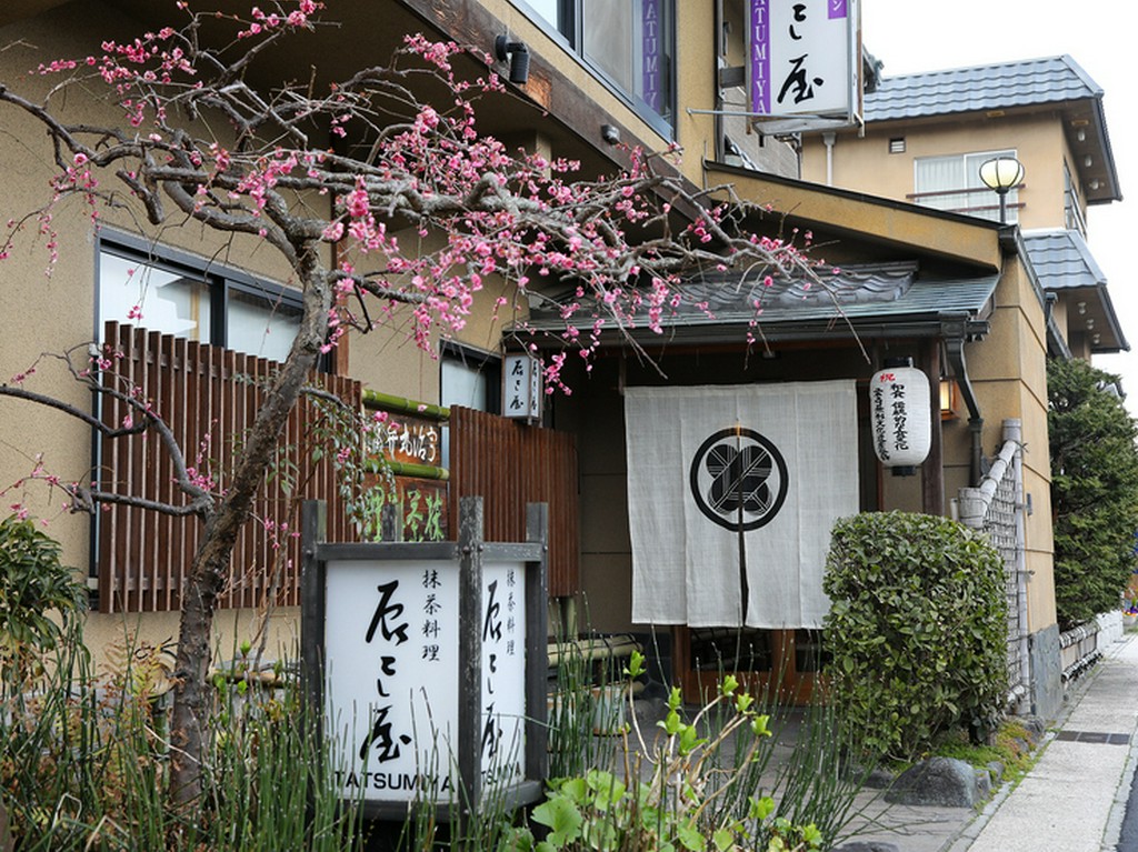 宇治川とそびえる山を愛でながら、ほっこりとおいしい時間