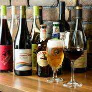 イタリア、フランス、スペイン、ニューワールドなどの味とコスパに優れるワインを厳選。安心・安全につくられたナチュラルワインが人気です。箕面ビール、京都黄桜、ベルギーなどのクラフトビールも揃います。