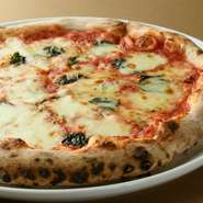 ピッツァの故郷・ナポリで製造された本格窯を設置し、このピザ窯に合った生地の配合や伸ばし方を追求しました。マルゲリータなど定番5種に加え、旬食材を用いた季節ピッツァも登場します。